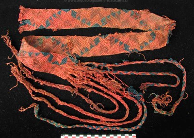 Faja de lana, sitio PLM-3, costa de Arica, Período Intermedio Tardío (Colección Museo Universidad de Tarapacá San Miguel de Azapa)