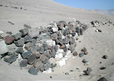 Muro de contención de piedras, para sostener plataforma tipo ushnu en sitio Molle Pampa Este, valle de Lluta