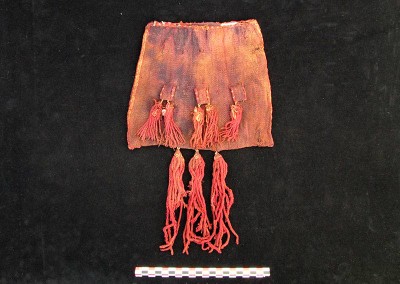 Chuspa de lana, sitio PLM-3, costa de Arica, Período Intermedio Tardío (Colección Museo Universidad de Tarapacá San Miguel de Azapa)