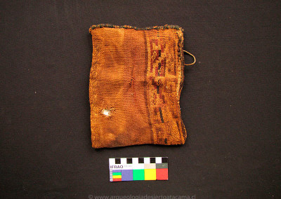 Bolsa de lana, sitio PLM-9, costa de Arica, Intermedio Tardío (Colección Museo Universidad de Tarapacá San Miguel de Azapa)